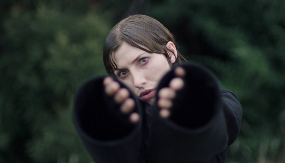 Aldous Harding shares video for 'Blend'
